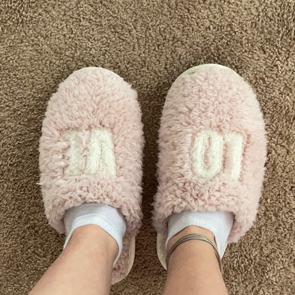 Love Slippers. Pink, Size 8 In Women’s. - Picture 3 of 3